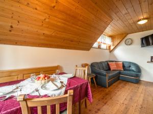 ein Esszimmer mit einem Tisch und einem Sofa in der Unterkunft Berghütte in Sankt Andrä bei Koralpe in Reisberg + 32 Fotos