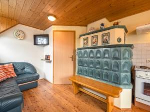 ein Wohnzimmer mit Sofa und Kamin in der Unterkunft Berghütte in Sankt Andrä bei Koralpe in Reisberg