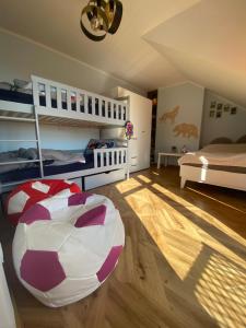Un dormitorio con dos literas y un balón de fútbol en el suelo. en Sielsko Anielsko Apartament, en Zawoja 12 fotos más