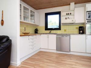 6 person holiday home in Gedser-By Traumにあるキッチンまたは簡易キッチン +13枚の写真