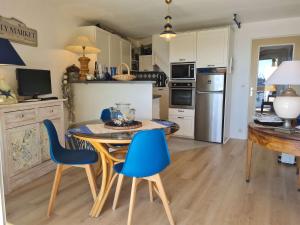 Η κουζίνα ή μικρή κουζίνα στο Ref 096 - Appartement T3 pour six personnes vue mer résidence avec piscine