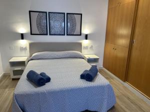 En eller flere senge i et værelse på Marina Playa Apartamento