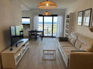 Et tv og/eller underholdning på Marina Playa Apartamento