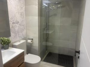 Et badeværelse på Marina Playa Apartamento + 6 billeder