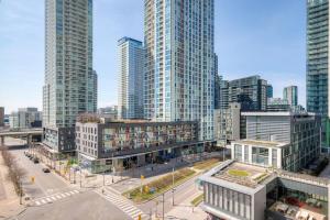eine Skyline der Stadt mit hohen Gebäuden und einer Straße in der Unterkunft Modern 3Br Condo with Balcony Downtown Toronto in Toronto