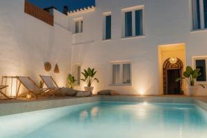 赫雷斯-德拉弗龙特拉Suites Alfonso X的带游泳池和房子的别墅