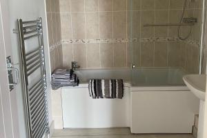 Koupelna v ubytování Bike Shed 1-Bed Cottage Sleeps 2 Pet Friendly