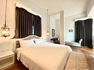 Un pat sau paturi într-o cameră la The Boone Resort +54 fotografii