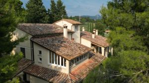 フォリーニョにあるcasaRegina b&b in collinaの瓦屋根の家屋