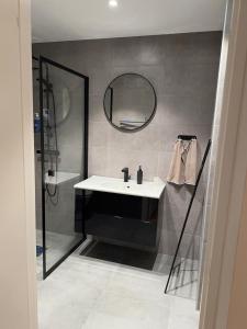 Ένα μπάνιο στο Fritidshus i naturreservat +39 φωτογραφίες