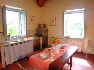 Dapur atau dapur kecil di Tuscan Escape with Pool +31 gambar