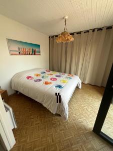 a bedroom with a large bed in a room at Sérénité Marais-Océan in Longeville-sur-Mer