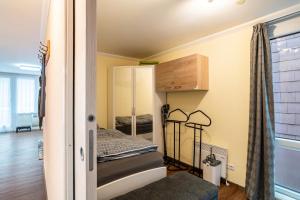 - une petite chambre avec des lits superposés et une fenêtre dans l'établissement Ferienwohnung Waldruhe, à Sasbachwalden 22 autres photos