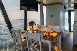 Fotografie z fotogalerie ubytování HT Houseboats - domki na wodzie - sauna, lake view v destinaci Mielno + 40 fotografií