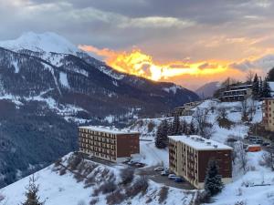 オルシエールにあるRocheBlancheの雪山のリゾートの景色