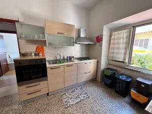 eine Küche mit Spüle und Herd Oberer Backofen in der Unterkunft Marechiaro in Anzio + 4 Fotos