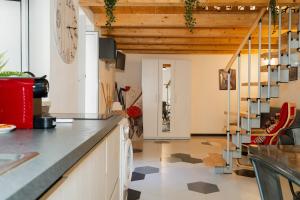 een keuken met een aanrecht en een trap in een kamer bij Naiadi Giudecca in Siracusa +22 foto's