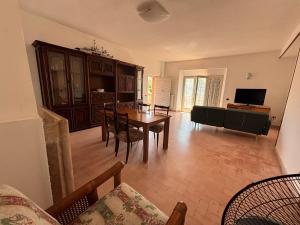 ein Wohnzimmer mit einem Tisch und einem Sofa in der Unterkunft Marechiaro in Anzio
