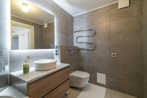 een badkamer met een wastafel en een toilet bij Spacious 3 BDR apartment in Old Town in Vilnius +26 foto's