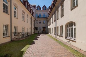 een steegje tussen twee gebouwen in een stad bij Spacious 3 BDR apartment in Old Town in Vilnius