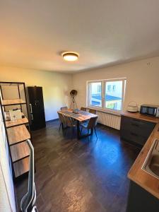 a room with a table and a kitchen with a window at Ferienwohnung mit Dachterrasse in Selb
