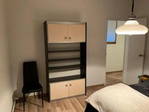 a bedroom with a bed and a black and white dresser at Maison spacieuse à Villeneuve-lès-Avignon avec jardin 150 m² in Villeneuve-lès-Avignon