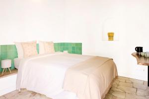 a bedroom with a white bed and a sink at Spot na Serra in Loulé