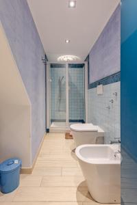 a bathroom with two toilets and a bath tub at Margherita's Home in Chianti in San Donato in Poggio +34 photos