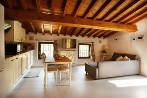 Η κουζίνα ή μικρή κουζίνα στο Agriturismo Corte Busòla jacuzzi riscaldata uso esclusivo ad un passo da Verona