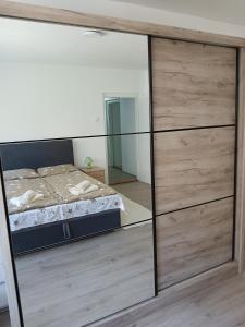 Ένα ή περισσότερα κρεβάτια σε δωμάτιο στο Apartman Dijana