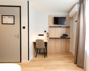 ein kleines Zimmer mit einem Tisch und einem Stuhl in der Unterkunft Hotel van Gelder in Amsterdam