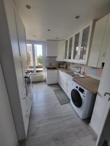 Kuchyň nebo kuchyňský kout v ubytování Lumineux appartement