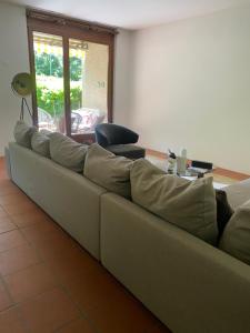 un long canapé assis dans un salon dans l'établissement Best get away in Lugano, à Lugano