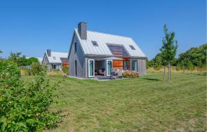カンペルラントにあるStunning Home In Kamperland With Wifiの草原家