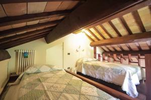 a bedroom with two twin beds in a attic at Villa Santa Maria in Montegiorgio +15 photos