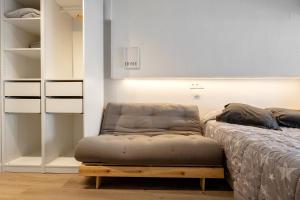 1 cama con reposapiés en un dormitorio en Promar 323, en La Pineda 12 fotos más