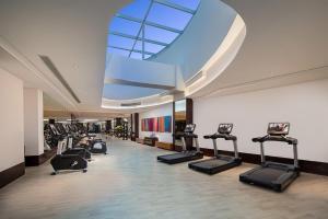 un gimnasio con cintas de correr y una gran ventana en Ascott Sunland Shanghai, en Shanghái