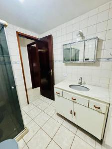 Ένα μπάνιο στο Apartamento caminho das praias