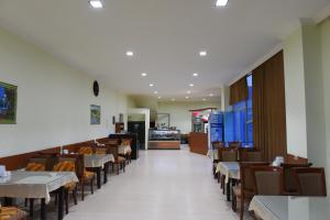 Hotel 725 tesisinde bir restoran veya yemek mekanı