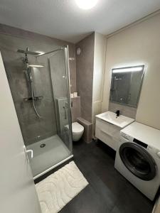 Ένα μπάνιο στο LE MONET studio proche Bordeaux avec balcon wifi & place de parking privé prox tram et Aéroport +15 φωτογραφίες