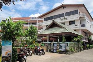 ein Gebäude mit davor geparkten Motorrädern in der Unterkunft Collection O Chiangmai Old City in Chiang Mai