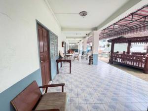 ein Flur eines Gebäudes mit Stühlen und Tischen in der Unterkunft Collection O Chiangmai Old City in Chiang Mai
