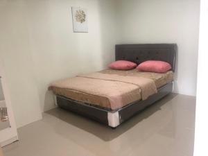 Postel nebo postele na pokoji v ubytování Bale Hinggil Apartment