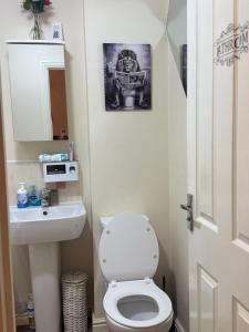 Bilik mandi di Modern homestay in Wolverhampton