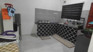 un bagno con un lavandino bianco e nero e un bancone di BELLa HOMESTAY KUALA SELANGOR a Kuala Selangor