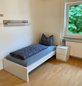 Ένα ή περισσότερα κρεβάτια σε δωμάτιο στο C&D Altstadtblick Monteurwohnung