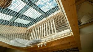 シャモニー・モンブランにあるEnjoy Chaletの天井の大型鳥かご +94枚の写真