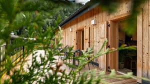 シャモニー・モンブランにあるEnjoy Chaletの木造の建物