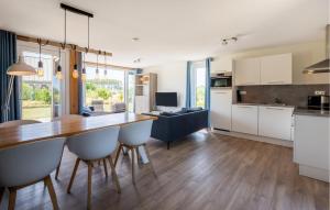 Una cocina y una sala de estar con mesa y sillas. en 3 Bedroom Awesome Home In Kamperland, en Kamperland