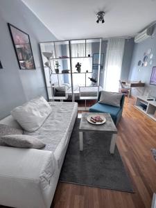 una sala de estar con un sofá y una mesa en Marse Stay, en Belgrado